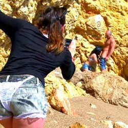 Raquel la española y Charlotte la francesita. Dos perritas en la playa con ganas de pollon iberico