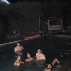 En Agosto de 2010, estuve en una fiesta con mis ex-colegas y acabó en BACANAL. Os envío el vídeo