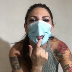 Así es como Lily come pollas con la mascarilla puesta