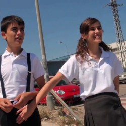 Pasamos un día con la colegiala y el niño polla. ¡¡¡Las travesuras de Jordi y Ainara!!!