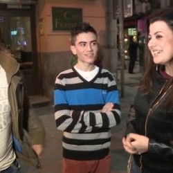 Y la lesbiana cortó el rodaje: me he corrido y me tiemblan las piernas. 3 apuestas, 3 en Chueca. El trio bisexual