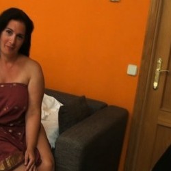 Las fantasías de Sandra: una ama de casa que moja bragas con los albañiles