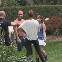 Ser famoso es un chollo. Antonio va cazando groupies en el Retiro de Madrid