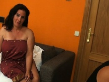 Las fantasías de Sandra: una ama de casa que moja bragas con los albañiles